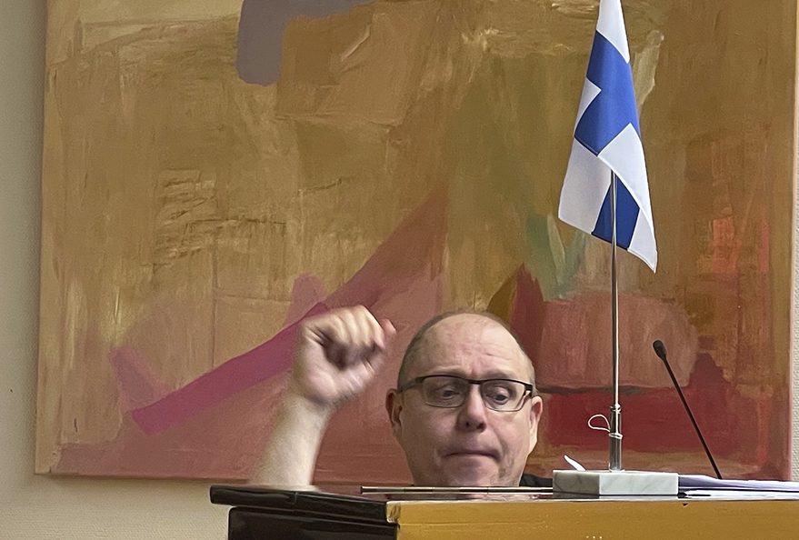 Teppo Lampela johtaa Helsingin Lauluveljiä.