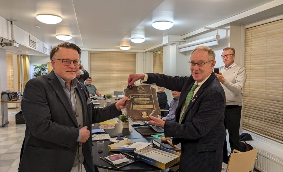 Kuvassa vasemmalla Lionseissa 17 vuotta palvellut Matti Lankinen, joka sai arvostetun kansainvälisen huomionosoituksen eli Melvin Jones Fellow -tunnustuksen, jonka ojensi Lions Club Vuosaaren nykyinen klubipresidentti Veikko Huuskonen (oikealla). Myös Huuskoselle on myönnetty sama tunnustus hänen tekemästään pitkäaikaisesta hyväntekeväisyystyöstä. Kuva: Matti Pöhö