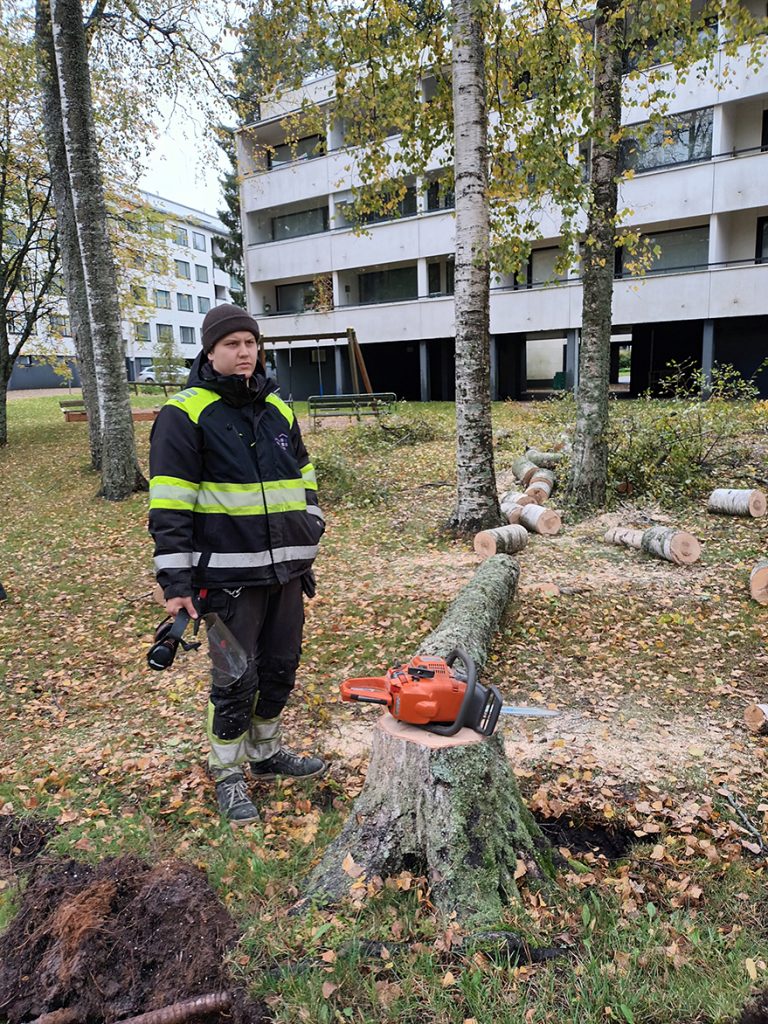 Vuo-Kiinteistöpalvelut Oy:n Lauri Merilaita katkoi kaatuneita puita Isonvillasaarentien talojen pihalla torstaiaamuna 10.10.    – Aamu on ollut kiireinen, näitä töitä on riittänyt, Merilaita totesi.