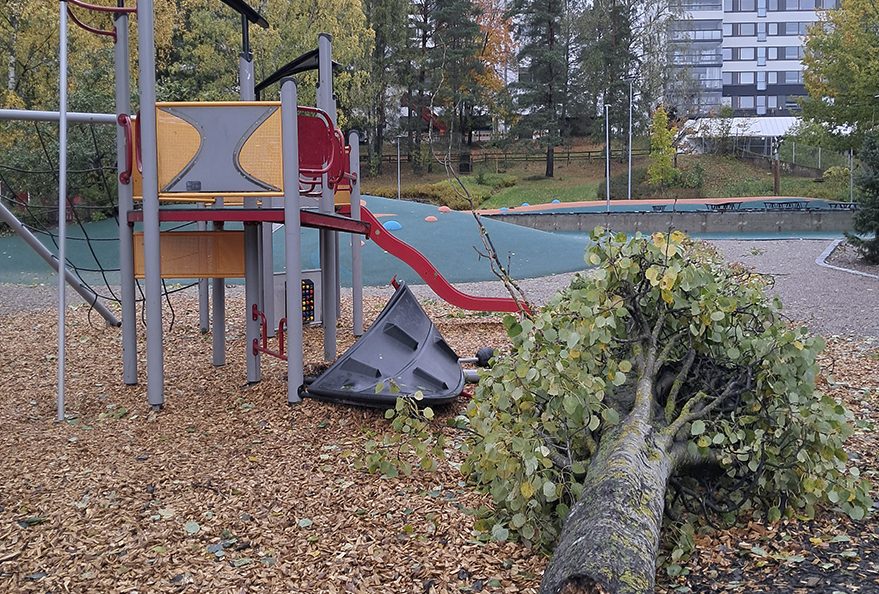 Myrskytuuli kaatoi puun lasten leikkitelineen päälle Lohikäärmepuistossa Satamasaarentiellä rikkoen kiipeilytelineen. Kuva: Aku Honkanen
