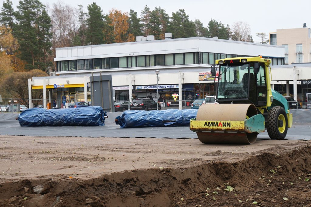 Entisen leikkipaikan paikalle on tehty väliaikainen varastointialue ruoppauslietettä varten.