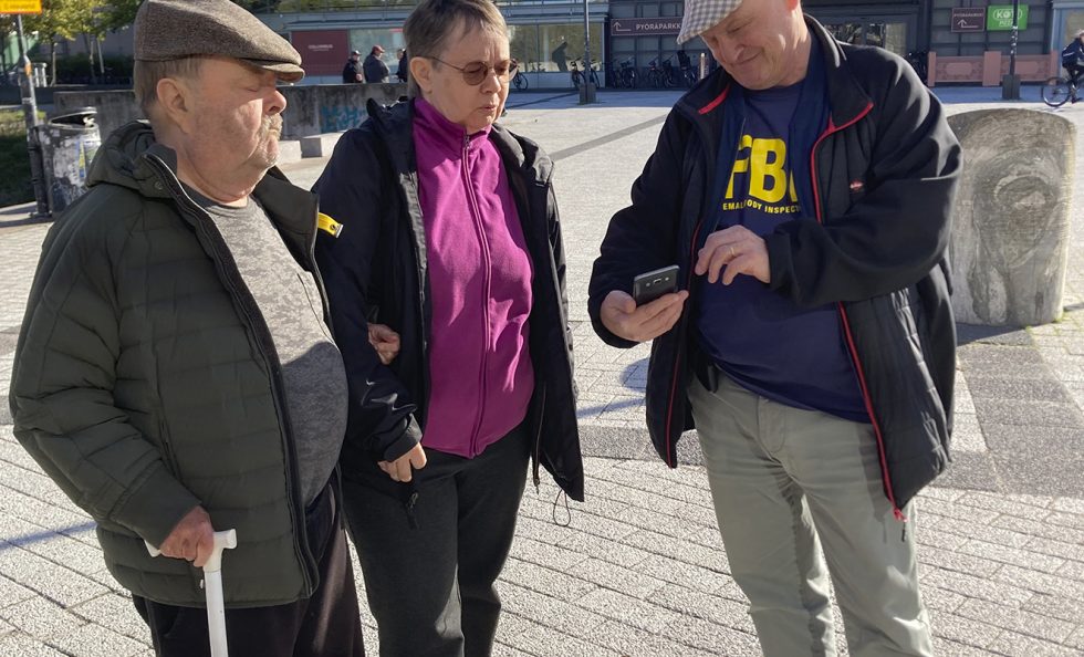 Vuosaarelaiset Seppo Kytölaakso ja Airi Karhunen kertoivat Eero Hildénille (oik.), että on tärkeää saada asukkaiden todellinen mielipide tiettäväksi myös päättäjille.