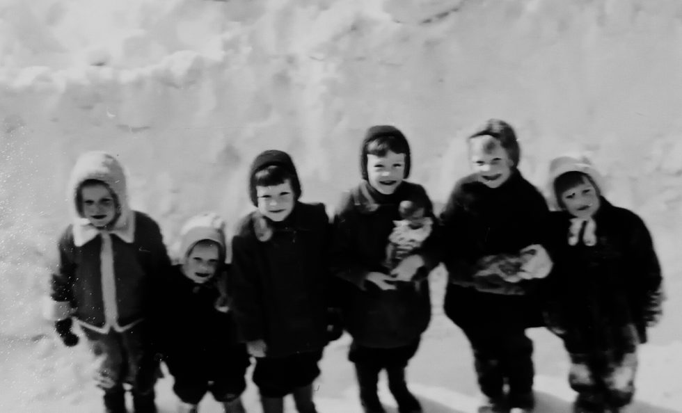 Vilholan tyttöjä pihalla vuonna 1957. Vilholan talot olivat Sasekan tehtaan työntekijöiden 2-kerroksiset talot nykyisen Airoparintie 1–3:n paikalla. Kuvassa vasemmalta: Heli Hulkko, Heljä Laine, Pirkko Lindén, Riitta Lindén, Merja Laine ja Seija Laine. Osa naisista asuu edelleen Vuosaaressa. Kuvasta näkyy, että talvella 1957 lunta on riittänyt. Kuvan on ottanut Kauko Laine kotinsa ikkunasta.