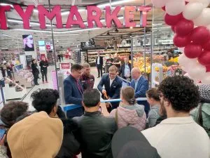 Vuosaaren uuden K-Citymarketin nauhaa olivat leikkaamassa vasemmalta: Keskon Etelä-Suomen aluejohtaja Mika Sivula, kauppias Sasu Hamina, apulaispormestari Daniel Sazonov ja K-Citymarketin ketjujohtaja Ari Sääksmäki.
