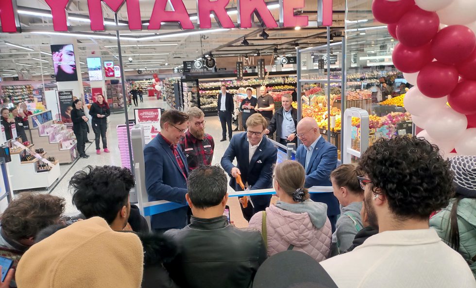 Vuosaaren uuden K-Citymarketin nauhaa olivat leikkaamassa vasemmalta: Keskon Etelä-Suomen aluejohtaja Mika Sivula, kauppias Sasu Hamina, apulaispormestari Daniel Sazonov ja K-Citymarketin ketjujohtaja Ari Sääksmäki.