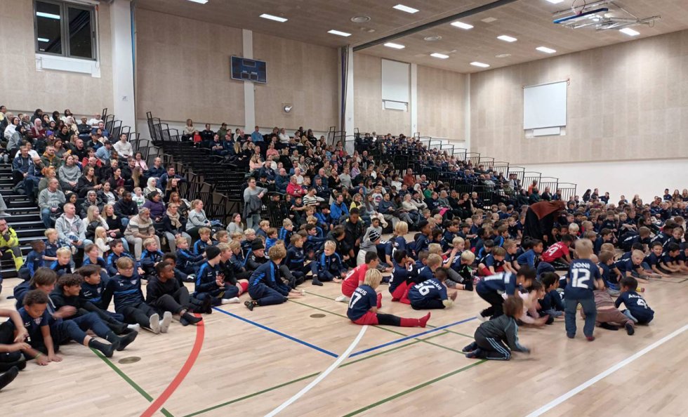 Vuosaaren lukion monitoimisali täyttyi FC Viikinkien pelaajista, heidän vanhemmistaan ja seurahenkilöistä.
