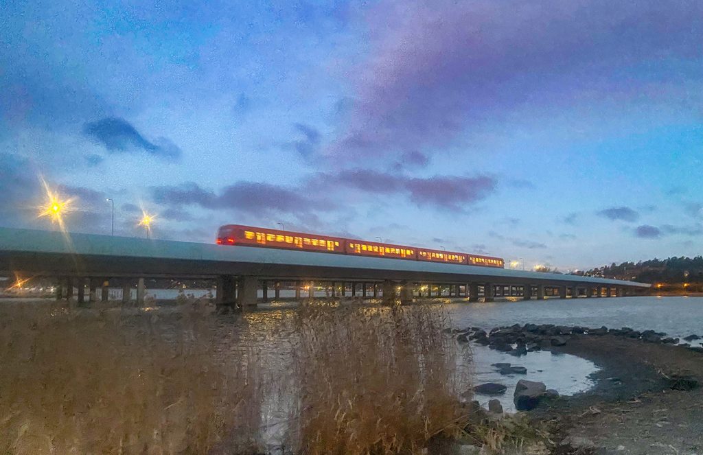 Metrojuna ylittää Vartiokylänlahden.                           Kuva: Tero Seppänen