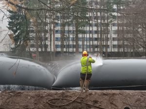 Vesi valuu takaisin lampeen geotuubisäkkien pienistä rei´istä, ja liete jää tuubin sisälle. Ravinteikas liete voidaan myöhemmin hyödyntää esimerkiksi viherrakentamisessa. Kuva: Vuosaari-lehti