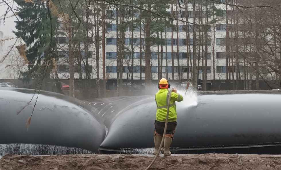 Vesi valuu takaisin lampeen geotuubisäkkien pienistä rei´istä, ja liete jää tuubin sisälle. Ravinteikas liete voidaan myöhemmin hyödyntää esimerkiksi viherrakentamisessa. Kuva: Vuosaari-lehti