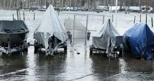 Viime viikon loppupuolella puhaltanut eteläinen myrskytuuli nosti merenpinnan korkealle Vartiokylänlahdellakin. Vesi nousi muun muassa Rastilan Veneilijöiden satamassa Lokitien päässä veneiden talvisäilytyspaikalle asti. Kuva: Tero Seppänen
