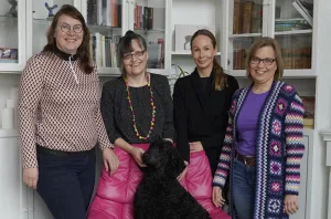 Ikääntyneiden perhehoitajina pilotointijaksolla toimivat Elise Liikala (vas.), Maila Anttila, Kirsikka Kaila ja Ulla Pohjanmaa. Mukana kuvassa myös Elisen koira Bamse.