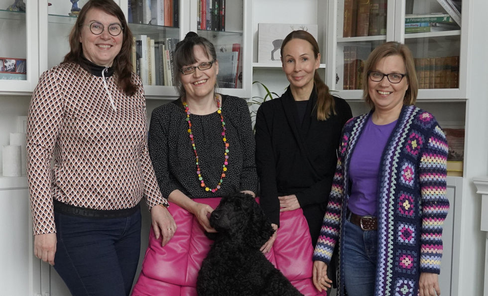 Ikääntyneiden perhehoitajina pilotointijaksolla toimivat Elise Liikala (vas.), Maila Anttila, Kirsikka Kaila ja Ulla Pohjanmaa. Mukana kuvassa myös Elisen koira Bamse.
