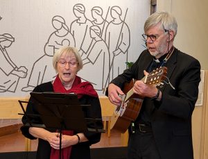 Sirkka-Liisa ja Pekka Huhtinen esittivät musiikkia ja Pekka piti myös tilaisuuden juhlapuheen. Kuvat: Matti Pöhö