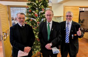 Kuvassa vasemmalla Lions Club Helsinki-Vuosaaren 2. sihteeri Jukka Peltonen, klubipresidentti Veikko Huuskonen ja past klubipresidentti Matti Pöhö. Kuva: Timo Raittinen