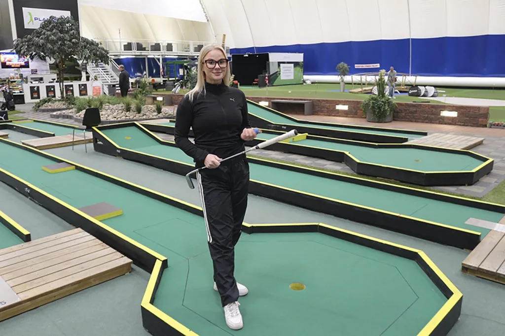 – Minigolfrata on kaikkien ja kaikenikäisten käytössä. Kannattaa tulla kokeilemaan! kannustaa areenapäällikkö Greta Wedman. Kuva: Aku Honkanen 