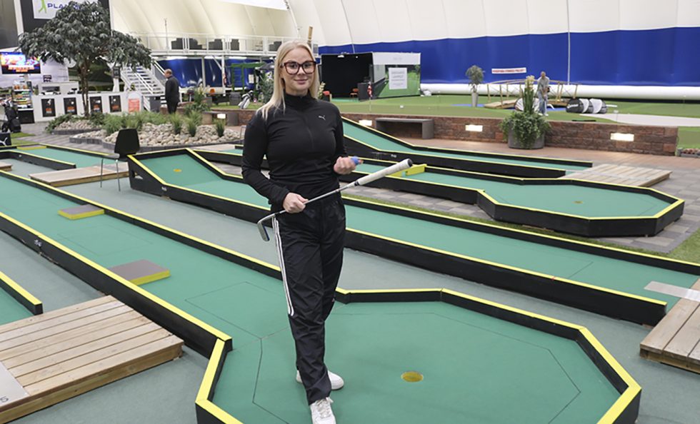 – Minigolfrata on kaikkien ja kaikenikäisten käytössä. Kannattaa tulla kokeilemaan! kannustaa areenapäällikkö Greta Wedman. Kuva: Aku Honkanen