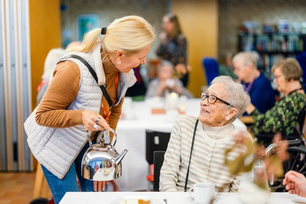 Leivoskahvit olivat piste i:n päälle. Niitä nauttiessa iloinen puheensorina täytti juhlatilan. Kuvassa Armi Gorlewski ja kahvikannun kahvassa HelsinkiMission vapaaehtoinen, joita oli lukuisa joukko auttamassa juhlajärjestelyissä. Kuva: Jani Laukkanen