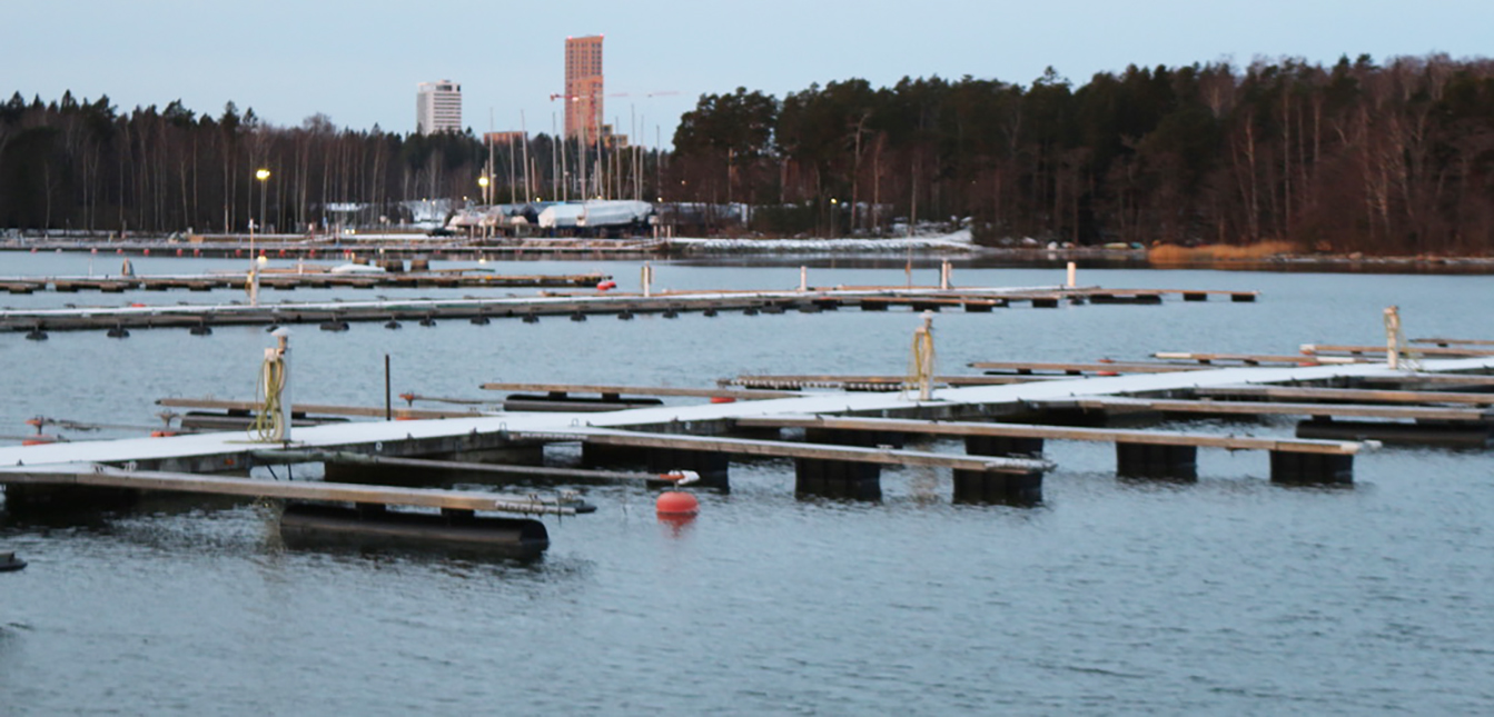 Vuosaarenlahdella on nykyisin noin 680 venepaikkaa. Lisää paikkoja on tulossa noin 450.