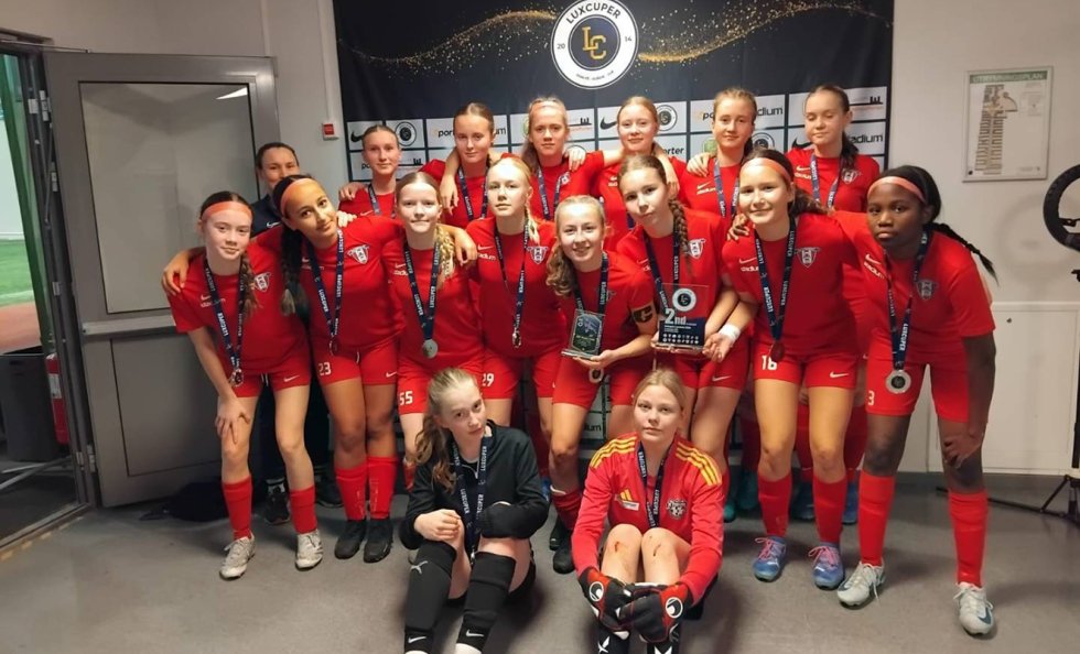 Viikkareiden tytöt ylsivät upeasti hopealle Luxcup-kutsuturnauksessa.
