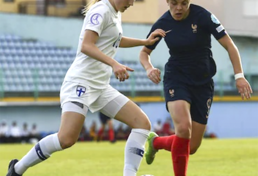 Helmi Raijas pallon kanssa vuoden 2022 EM-kisoissa Suomen U17-maajoukkueen riveissä Ranskaa vastaan. Kuva: Uefa