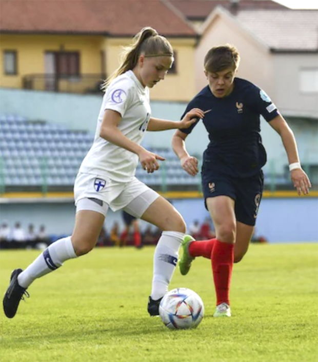 Helmi Raijas pallon kanssa vuoden 2022 EM-kisoissa Suomen U17-maajoukkueen riveissä Ranskaa vastaan. Kuva: Uefa