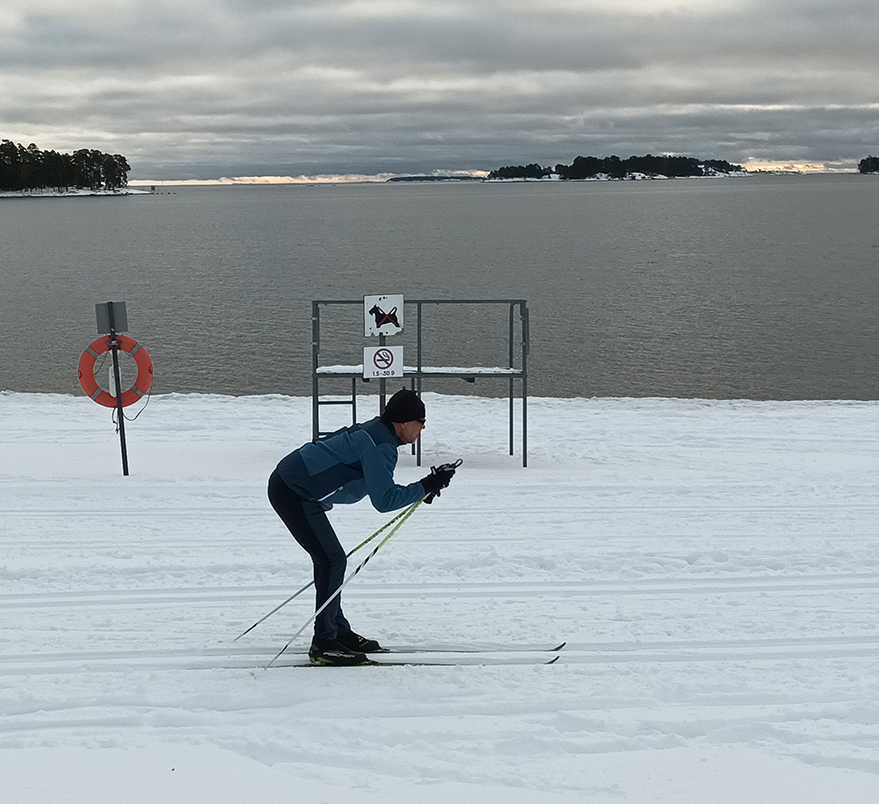 Aurinkolahden uimarannalle on taas tehty hiihtoladut. Ihmiset pitäisi saada uskomaan, ettei laduilla käveltäisi. Yleensä ne menee lyhyessä ajassa hurjaan kuntoon. Toimisiko, jos sinne laitettaisiin kieltokyltit?  Terveisin Raicca