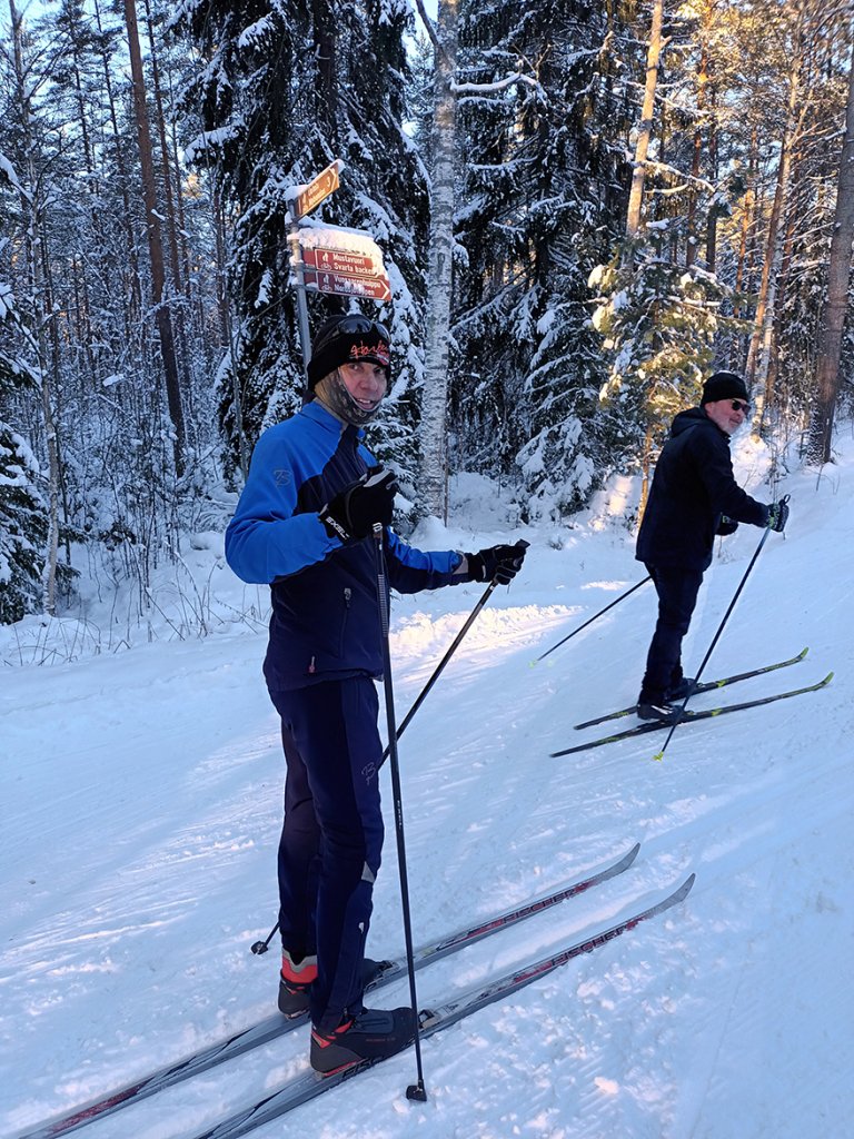 Sunnuntain 12.1. upea talvisää sai hiihtäjät liikkeelle Vuosaaressakin. Mustavuoren parkkipaikat olivat täynnä autoja ja laduilla oli välillä suorastaan ruuhkaa. Vuosaaren kuten muidenkin latujen, luistinratojen ja avantouintipaikkojen kunnot ja aukiolot kannattaa tarkistaa netistä vaikkapa osoitteesta ulkoliikunta.fi