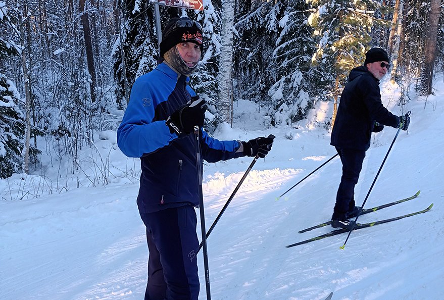 Sunnuntain 12.1. upea talvisää sai hiihtäjät liikkeelle Vuosaaressakin. Mustavuoren parkkipaikat olivat täynnä autoja ja laduilla oli välillä suorastaan ruuhkaa. Vuosaaren kuten muidenkin latujen, luistinratojen ja avantouintipaikkojen kunnot ja aukiolot kannattaa tarkistaa netistä vaikkapa osoitteesta ulkoliikunta.fi