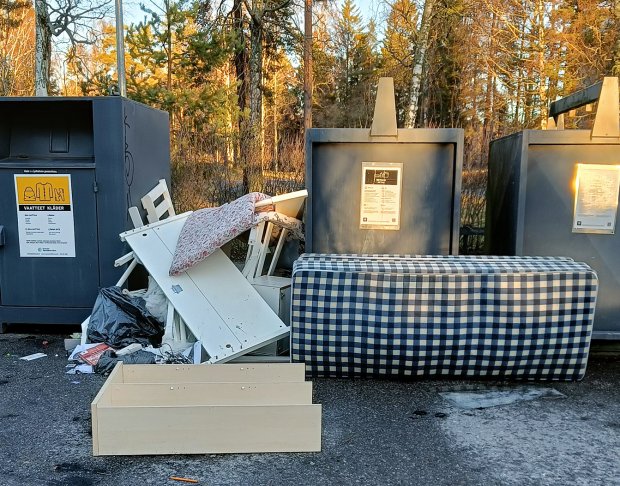 29.12.2024 kävellessäni Isonvillasaarentien kääntöpaikalla olevan kierrätyspisteen ohi huomasin kuvassa näkyvän jätekasan. On ollut oma vaivansa kuljettaa ne tuohon paikkaan. Ne olisi samalla voinut kuljettaa tai kuljetuttaa Sortti-asemalle ja maksaa itse kustannukset. Nyt tuon kasan poiskuljetuksen kustannukset jäävät meidän muiden maksettaviksi – jälleen kerran. Terveisin Kirsti Laakso