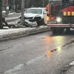Auto päin valaisinpylvästä