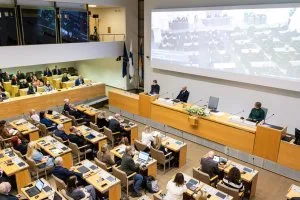 Helsingin kaupunginvaltuusto kävi juhlakokouksessaan lähetekeskustelun kaupunginvaltuuston ja paikallisdemokratian tulevaisuudesta sekä päätti helsinkiläisnuorten maksuttomista kulttuuri- ja liikuntapalveluista vuonna 2025. Kuva: Sakari Röyskö