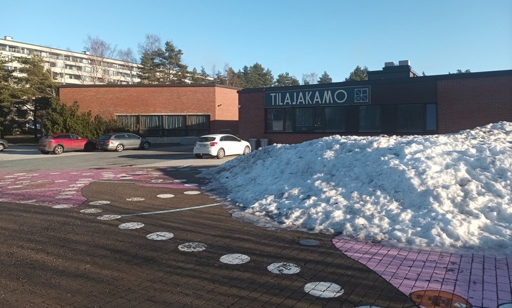 Vuosaarentien entinen lukiorakennus puretaan ja Vuosaaren kulttuurikortteli tulee osittain sen paikalle.