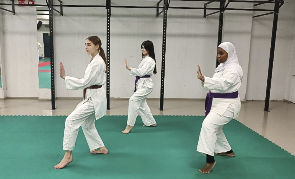 Zoia Shirobokova, Lana Ali-Rashid ja Salma Awed harjoittelevat Vuosaaren Urheilutalolla.
