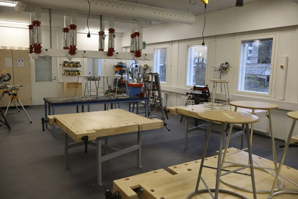 Teknisen työn luokkatila uudessa paviljongissa.