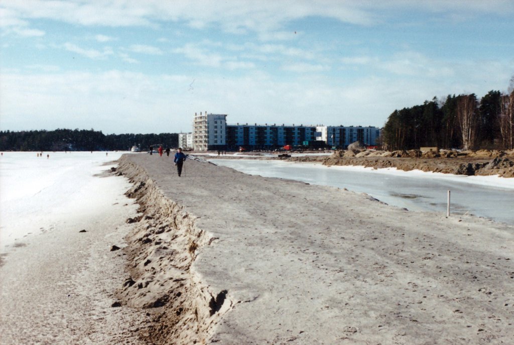 Rakentaminen Vuosaaren Mustalahteen aloitettiin vuonna 2000. Markkinointisyistä nimi vaihdettiin Aurinkolahdeksi. Kuvassa alueen rakenteilla oleva rantabulevardi. Taustalla näkyy Pursilahdenranta 2:een juuri valmistunut talo.