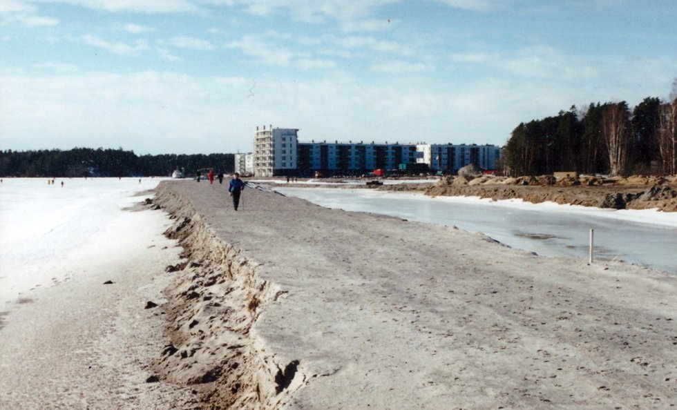 Rakentaminen Vuosaaren Mustalahteen aloitettiin vuonna 2000. Markkinointisyistä nimi vaihdettiin Aurinkolahdeksi. Kuvassa alueen rakenteilla oleva rantabulevardi. Taustalla näkyy Pursilahdenranta 2:een juuri valmistunut talo.