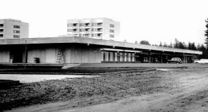 Vuosaaren Eteläinen ostoskeskus valmistui Punakiventien ja Vuosaarentien risteykseen vuonna 1967. Sen olivat suunnitelleet arkkitehdit Viljo Revell ja Heikki Castrén. Ostari oli samaa tyyliä Revellin piirtämien Punakiventien kerrostalojen kanssa. Ostari tunnettiin paremmin nimellä ”uusi ostari”. Vuonna 1965 valmistunut Pohjoinen ostoskeskus tunnettiin puolestaan nimellä ”vanha ostari”.