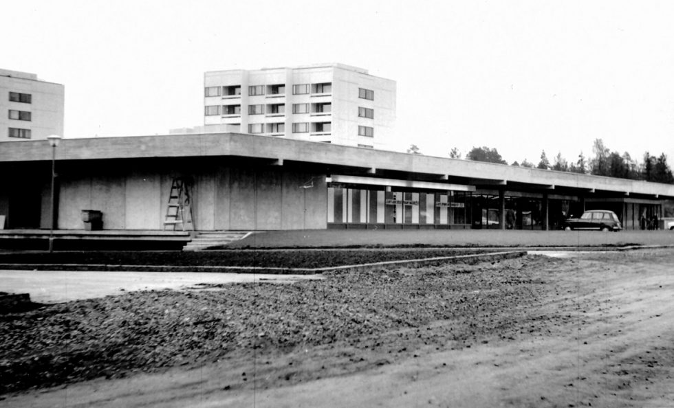 Vuosaaren Eteläinen ostoskeskus valmistui Punakiventien ja Vuosaarentien risteykseen vuonna 1967. Sen olivat suunnitelleet arkkitehdit Viljo Revell ja Heikki Castrén. Ostari oli samaa tyyliä Revellin piirtämien Punakiventien kerrostalojen kanssa. Ostari tunnettiin paremmin nimellä ”uusi ostari”. Vuonna 1965 valmistunut Pohjoinen ostoskeskus tunnettiin puolestaan nimellä ”vanha ostari”.