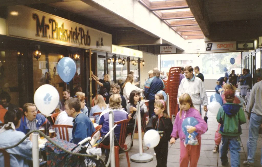 Ostarin tapahtuma 1980-90-lukujen taitteessa. Kuvat: Vuosaari-lehti