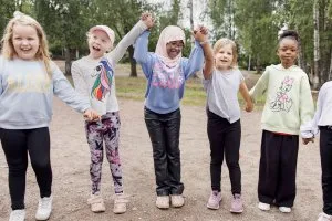 Iltapäivätoiminnassa leikitään, liikutaan ja ulkoillaan. Lapsi viettää aikaa toisten lasten kanssa ja saa uusia kavereita. Kuva: Maija Astikainen