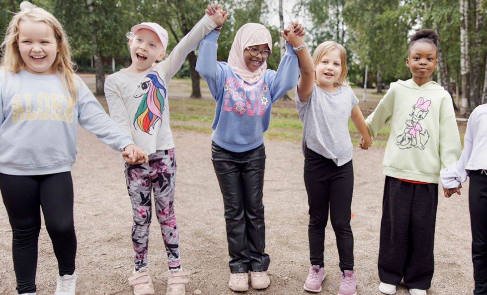 Iltapäivätoiminnassa leikitään, liikutaan ja ulkoillaan. Lapsi viettää aikaa toisten lasten kanssa ja saa uusia kavereita. Kuva: Maija Astikainen