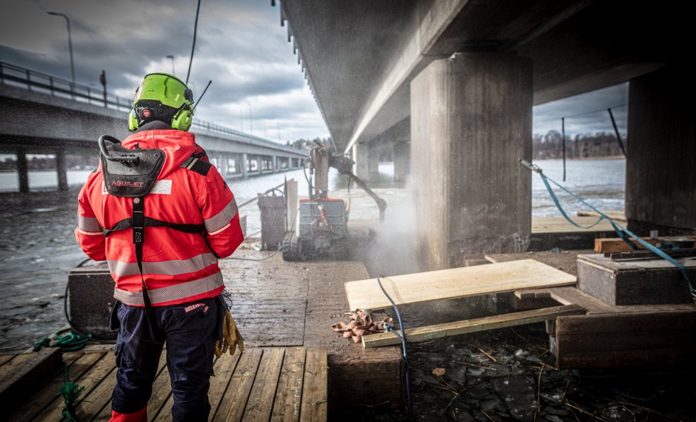 Valmistelevina töinä piikataan jokaisen pilarin vesirajassa betonin pintakerrosta, jotta varsinaisiin korjaustöihin päästään käsiksi heti metron liikennöintikatkon alettua. Kuva: HKL