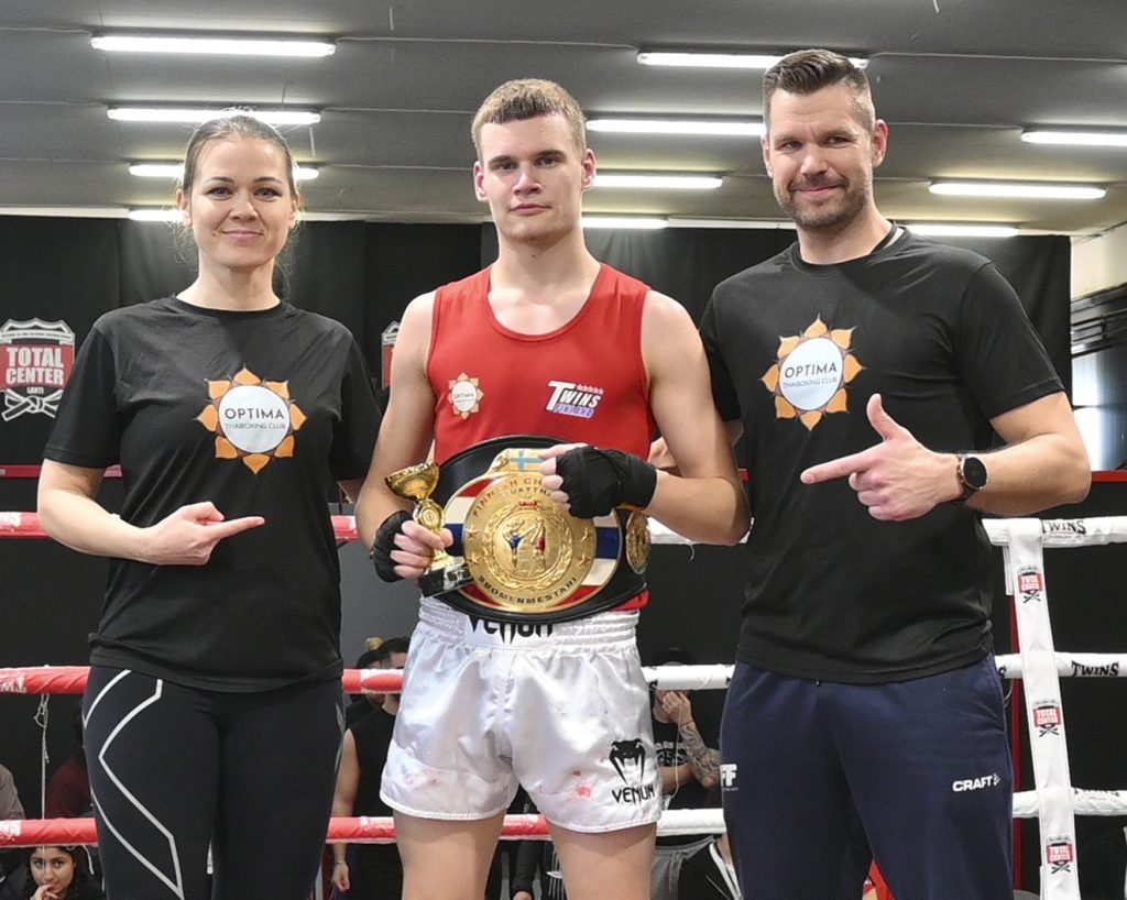 Optima Thaiboxing Clubin valmentaja Riikka Järvenpää, SM-kultamitalisti Aaro Laitinen ja valmentaja Jarno Laitinen.