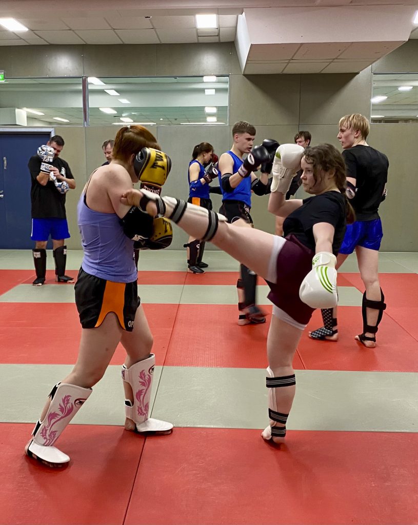 Optima Thaiboxing Clubin thainyrkkeilyharjoitukset menossa Vuosaaren Urheilutalolla.