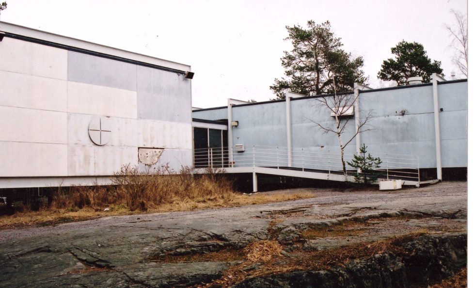 Vuosaaren seurakunnan tilapäiskirkko eli ”Vanerikirkko” valmistui Merikorttitie 9:ään vuonna 1969. Rakennus toimi tehtävässään vuoteen 1980 asti, jolloin Vuosaaren nykyinen kirkko valmistui Satamasaarentiellä. Sen jälkeen rakennuksessa oli kerhotoimintaa. 1990-luvulla se suljettiin sisäilma- ja homeongelmien takia. Tyhjillään ollut rakennus joutui myös ilkivallan kohteeksi. Vanerikirkon suunnittelivat arkkitehdit Bengt-Vilhelm Levón ja Ola Laiho (Musiikkitalon suunnittelija). Se muodostui kahdesta tulitikkuaskin mallisesta vanerilaatikosta, jotka oli pystytetty suoraan kalliolle betonijalkojen päälle. Siirrettäviksi alunperin suunniteltu, mutta huonoon kuntoon päässyt kirkko jouduttiin lopulta purkamaan.