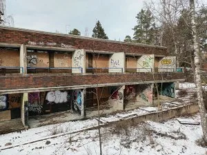 Vuoranta on entinen Alkon koulutuskeskus, joka on vuosien saatossa päästetty heikkoon kuntoon. Nyt sen ränsistyneen majoitussiiven paikalle kaavaillaan asuinrakentamista.