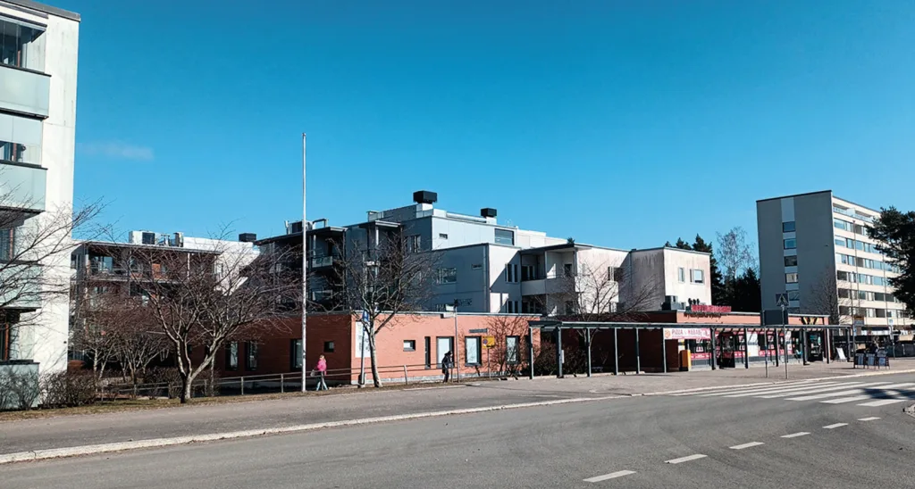 Eteläisen ostoskeskuksen paikalle valmistui HelsinkiMission Cecilia-kortteli vuonna 2005. Siihen kuuluvat Palvelutalo Cecilia ja asuinkerrostalot Olivia ja Lucia. Kuva Vuosaarentie 8:sta maaliskuussa 2025.