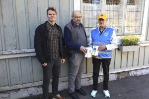Vuosaari-lehti tukee Lions Club Helsinki/Vuosaaren lipaskeräystä. Kuvassa vasemmalta alkaen lehden päätoimittaja Antti Honkanen, Lions Club Helsinki/Vuosaaren sihteeri Erkki Pihkoluoma ja presidentti Veikko Huuskonen.