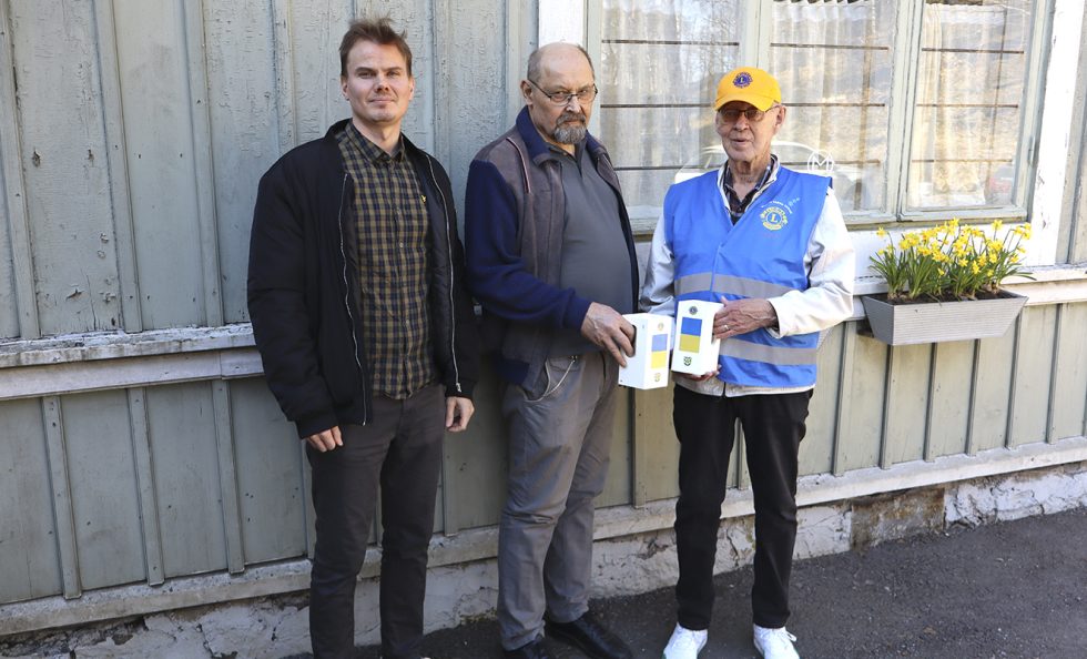 Vuosaari-lehti tukee Lions Club Helsinki/Vuosaaren lipaskeräystä. Kuvassa vasemmalta alkaen lehden päätoimittaja Antti Honkanen, Lions Club Helsinki/Vuosaaren sihteeri Erkki Pihkoluoma ja presidentti Veikko Huuskonen.