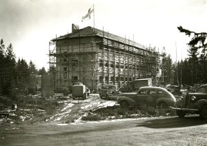 Kuvassa Helsingin maalaiskunnan Rannikkopiirin kansakoulun harjannostajaiset vuonna 1949 Heteniityntie 4:ssä. Koulun nimi on ollut myöhemmin Helsingin maalaiskunnan Vuosaaren kansakoulu, Vuosaaren kansakoulu, Heteniityn kansakoulu, Heteniityn ala-asteen koulu ja nykyisin Vuoniityn peruskoulu. Koulu valmistui vuonna 1950, ja sen on suunnitellut arkkitehti Pirkko Vesamaa. Koulu peruskorjataan ja laajennetaan lähivuosina. Kuvan etualalla on Kallvikintie. Kuva: Mauno Mannelin / Helsingin kaupunginmuseo